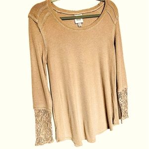 Knox Rose, tan tunic with lace detailing at the wrists. Size: M